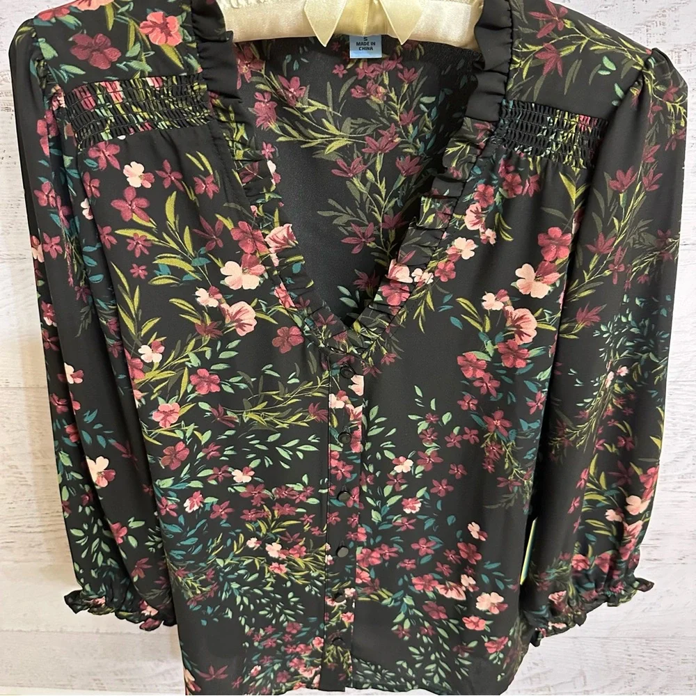 CeCe Women’s Floral Print Ruffled V-Neck Button Front Blouse - Picture 14 of 15